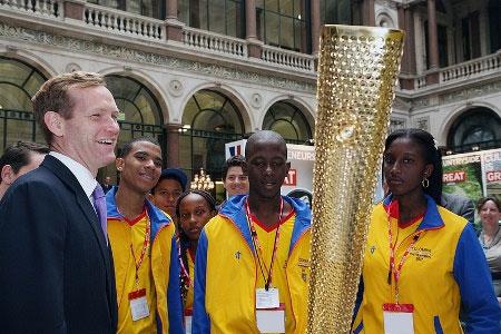 El Ministro de la cancillería británica para América Latina recibió a jóvenes colombianos embajadores de la Tregua Olímpica