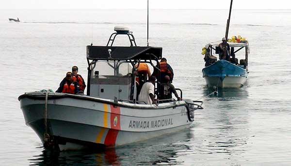 Armada Nacional rescata embarcación pesquera a la deriva