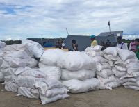 La Armada Nacional transportó ocho toneladas de ayuda humanitaria a la población de Guapi, Cauca