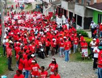 Un grupo numeroso de habitantes de la Comuna 9 cerraron filas en torno a Bernabé Mosquera