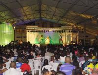 Niños y sus padres disfrutaron de la obra “Fantasía Musical” de Comfenalco Valle en el Bulevar de Buenaventura