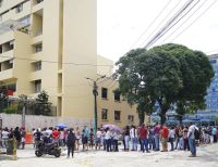 Almacenes de cadena y tenderos abrieron por espacio de 3 horas para que los habitantes se abastecieran de alimentos