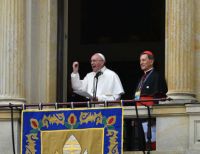 Bendición del Santo Padre a los fieles desde el balcón del Palacio Cardenalicio en Bogotá