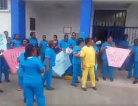 Trabajadores del Hospital Luis Ablanque de la Plata protestan por el no pago de sus salarios