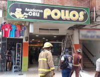 Bomberos atendieron emergencia en asadero de pollos