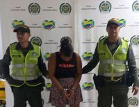 Capturan a una mujer por presunto maltrato contra su hijo de 2 años que indigna a la comunidad