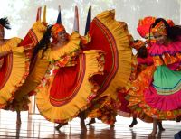 El grupo de danzas folclóricas de la Universidad del Valle "Carmen López" cumple 50 años “dejando huella por el mundo”