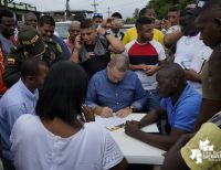 La Alcaldía Distrital de Buenaventura firmó acuerdo con habitantes y comerciantes del sector de La Palera en el puente El Piñal