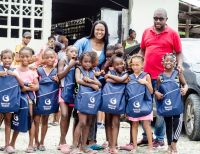 La Alcaldía Distrital de Buenaventura realizó entrega de kits escolares en la vereda La Gloria con el apoyo de Bancolombia y el Banco de Bogotá