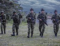 Los actores en las botas de los soldados