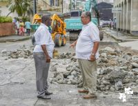 Iniciativa ciudadana y periodística del programa “Julio lo Dice” permiten recuperar losas de concreto frente a la Alcaldía de Buenaventura