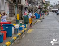 Mientras se resuelve cuando llegaría la tubería para reparar provisionalmente el daño, así recibe la comunidad en los barrios de Buenaventura el agua para su subsistencia