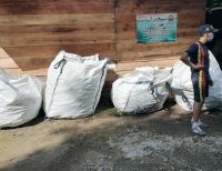 Jóvenes de Buenaventura reciclan material para construir casas