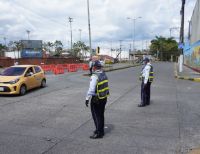 Agentes de Tránsito trabajan en puntos críticos de Buenaventura para mejorar movilidad en contra flujos