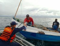 Rescatados tres pescadores luego de varios días a la deriva en el mar