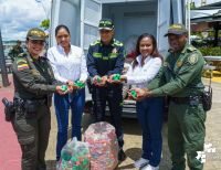 Con más de 100.000 unidades, la Policía se suma a la construcción del mural más grande del mundo con tapas plásticas en Buenaventura