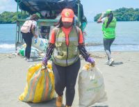 Se realizó limpieza de playa en Juanchaco, bajo el liderazgo del programa Juntos Podemos Cambiar la Marea