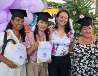 725 mujeres se graduaron de la Escuela ‘Emprende para la Equidad’