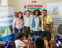 La sede educativa Nuestra Enseñanza del pueblo indígena Inga recibió pupitres donados por la concesionaria Unión Vial Camino del Pacífico