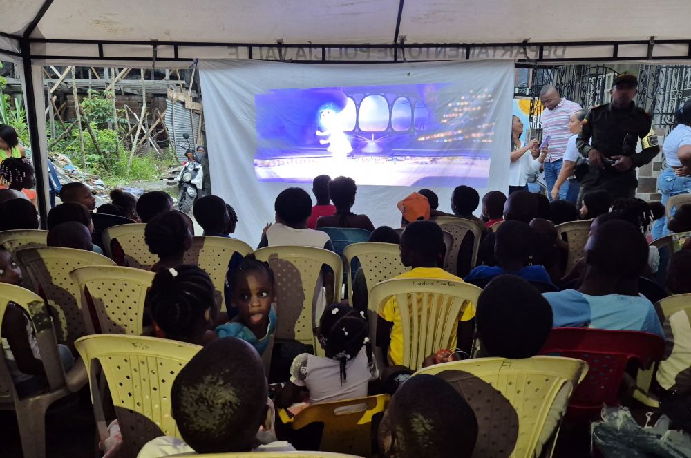 Cine al Barrio continúa llevando alegría y unión a las comunidades de Buenaventura