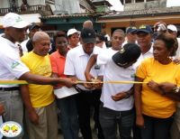 Moradores favorecidos con la entrega de obras de pavimentación agradecieron al alcalde el cumplimiento con sus barrios