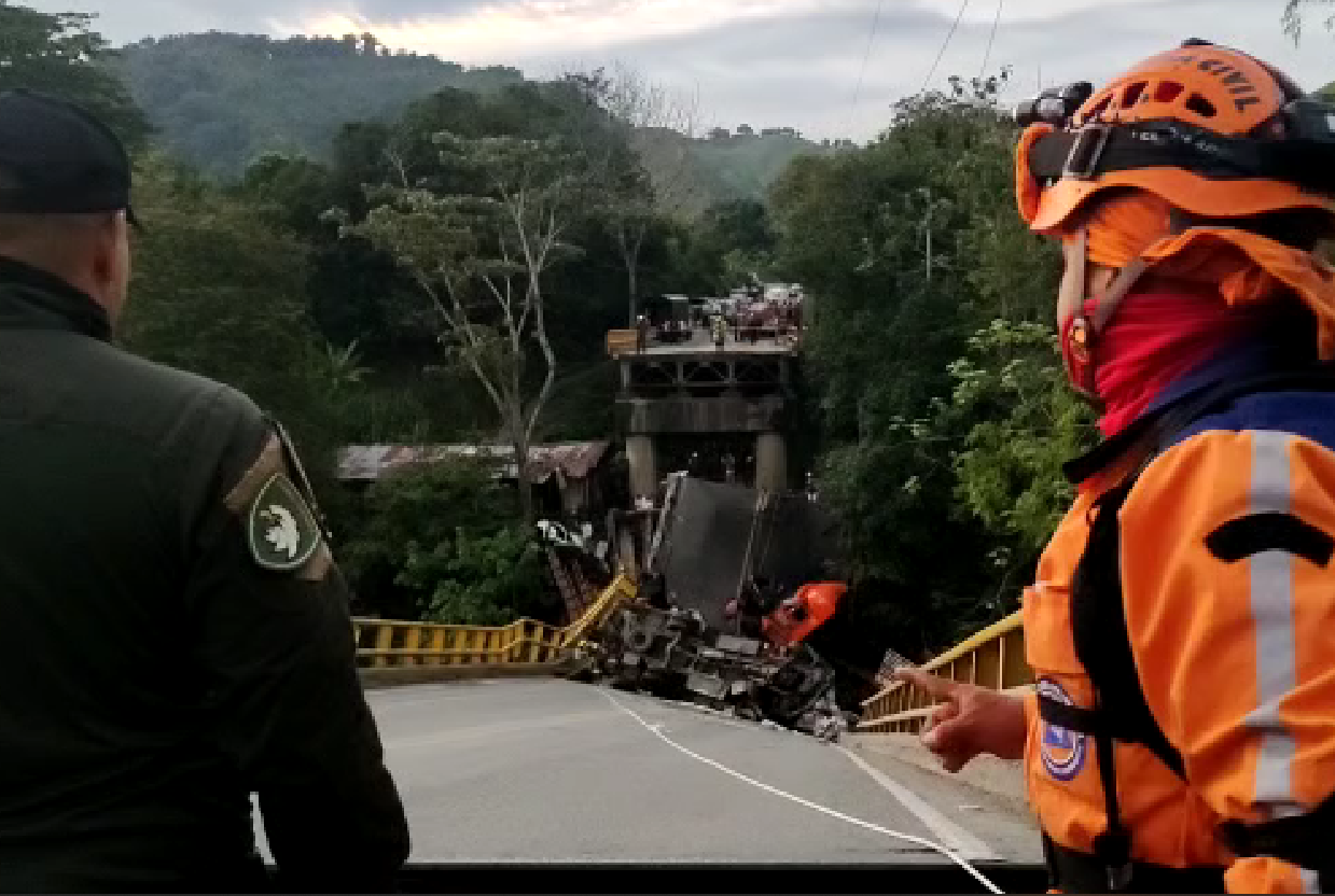 "Estamos trabajando unidos para encontrar una solución a la caída del puente sobre el río La Vieja, que comunica al Valle con Quindío”