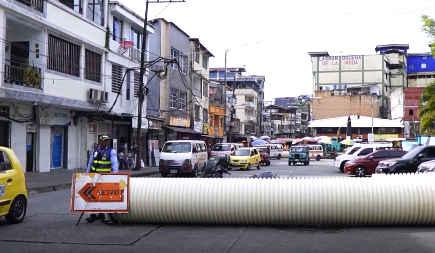 Por obras de alcantarillado y repavimentación de la calle Argentina cerca al Pascual, fueron implementados desvíos en este sector de Buenaventura 