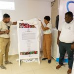 Buenaventura rinde homenaje en vida a la maestra Ana Morales con un tótem que da identidad al mural 450 años al cosmos'