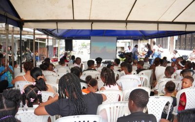 Comunidad del barrio Bellavista en Buenaventura disfrutó de jornada recreativa y Cine al Barrio