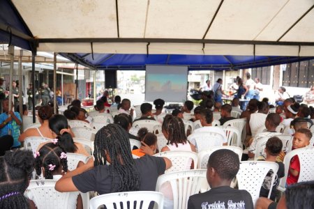 Comunidad del barrio Bellavista en Buenaventura disfrutó de jornada recreativa y Cine al Barrio
