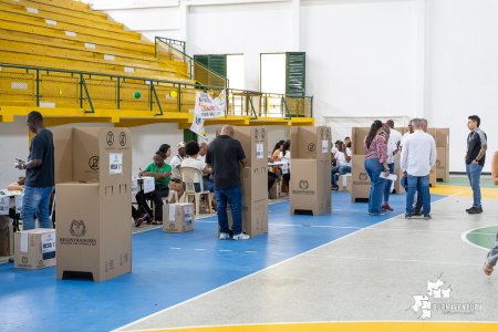 Colombia abrió las urnas para elegir presidente y vicepresidente