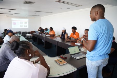 La Administración Distrital de Buenaventura establece compromisos para mejorar el servicio de aseo en la ciudad