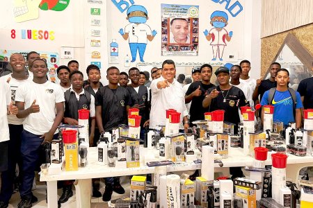 Alianza entre la Alcaldía de Buenaventura y la Fundación Afropacífico forma a 40 jóvenes en barbería