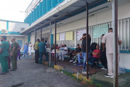 Médicos y personal administrativo del Hospital Luis Ablanque de la Plata se suman a la asamblea permanente por deudas salariales