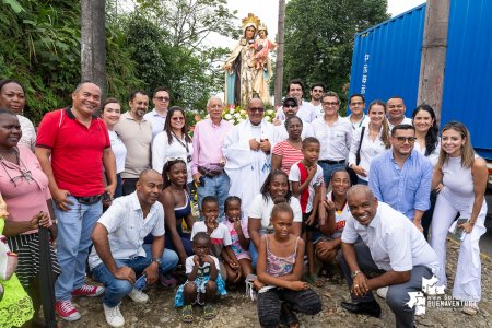 La Sociedad Puerto Industrial Aguadulce rinde homenaje a transportistas con imagen de la Virgen del Carmen en la entrada de El Gallinero