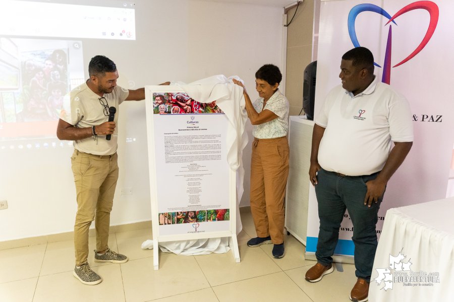 Buenaventura rinde homenaje en vida a la maestra Ana Morales con un tótem que da identidad al mural 450 años al cosmos'
