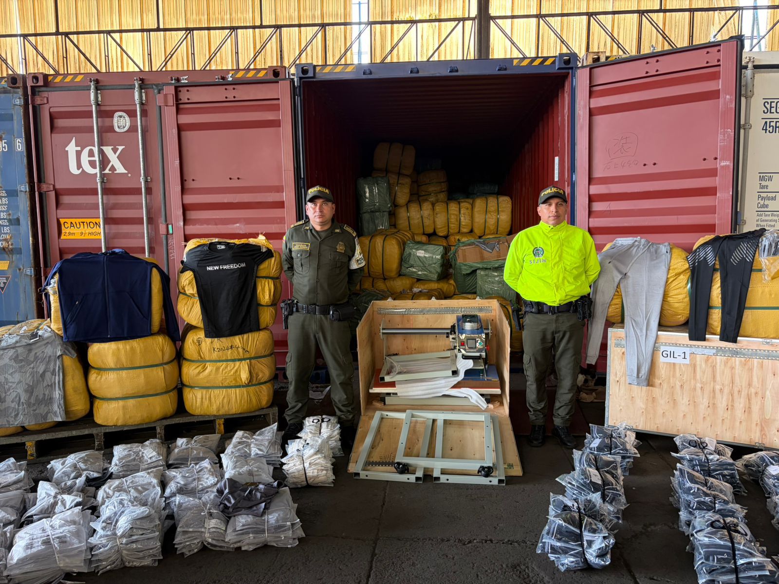 Incautan tres contenedores con mercancía de contrabando en Buenaventura