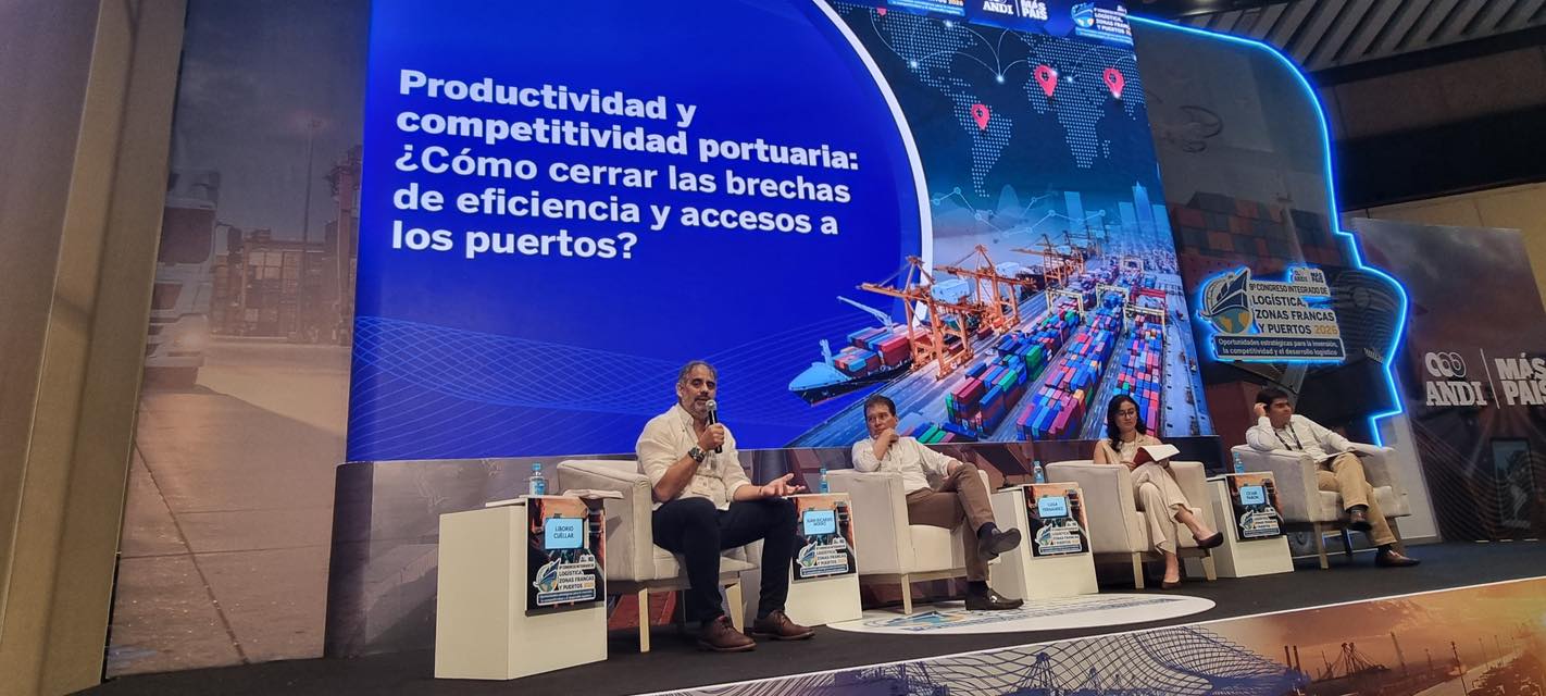 El gerente de la Sociedad Portuaria Regional de Buenaventura, Liborio Cuéllar Araujo, analizó los retos de la competitividad portuaria en congreso nacional