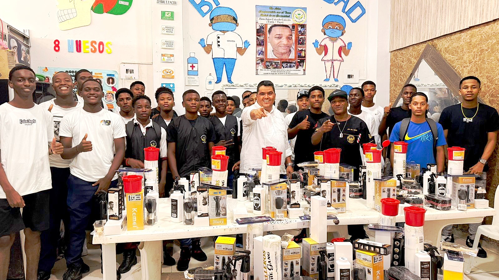 Alianza entre la Alcaldía de Buenaventura y la Fundación Afropacífico forma a 40 jóvenes en barbería