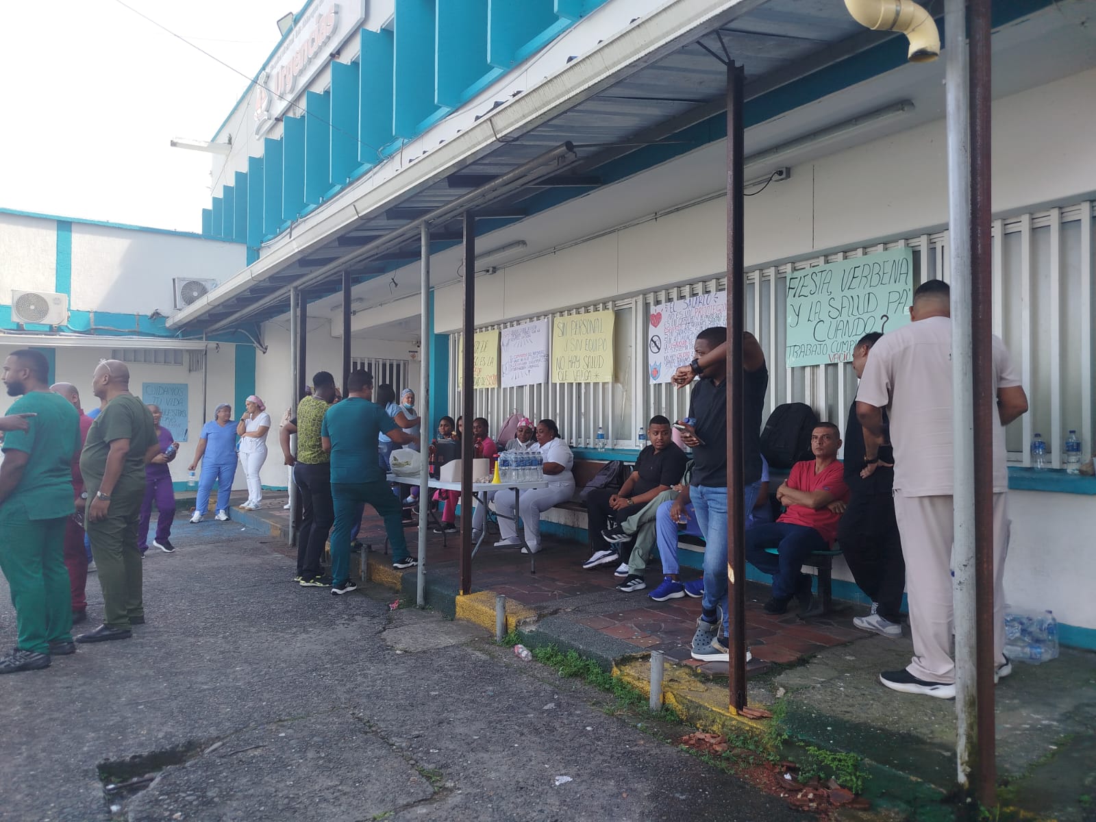 Médicos y personal administrativo del Hospital Luis Ablanque de la Plata se suman a la asamblea permanente por deudas salariales